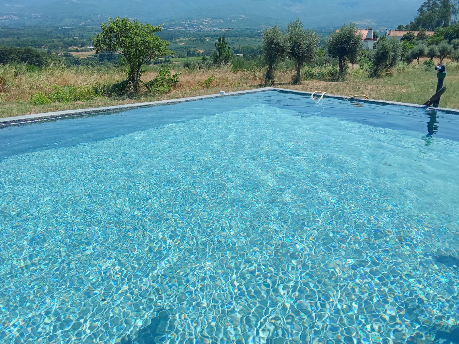 Piscina com vista panorâmica para o vale